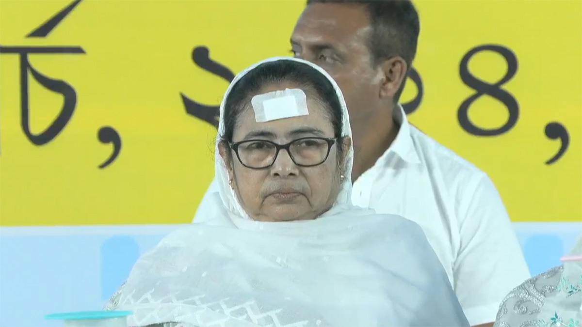 কপালে ব্যান্ডেজ নিয়ে ইফতার পার্টিতে মমতা