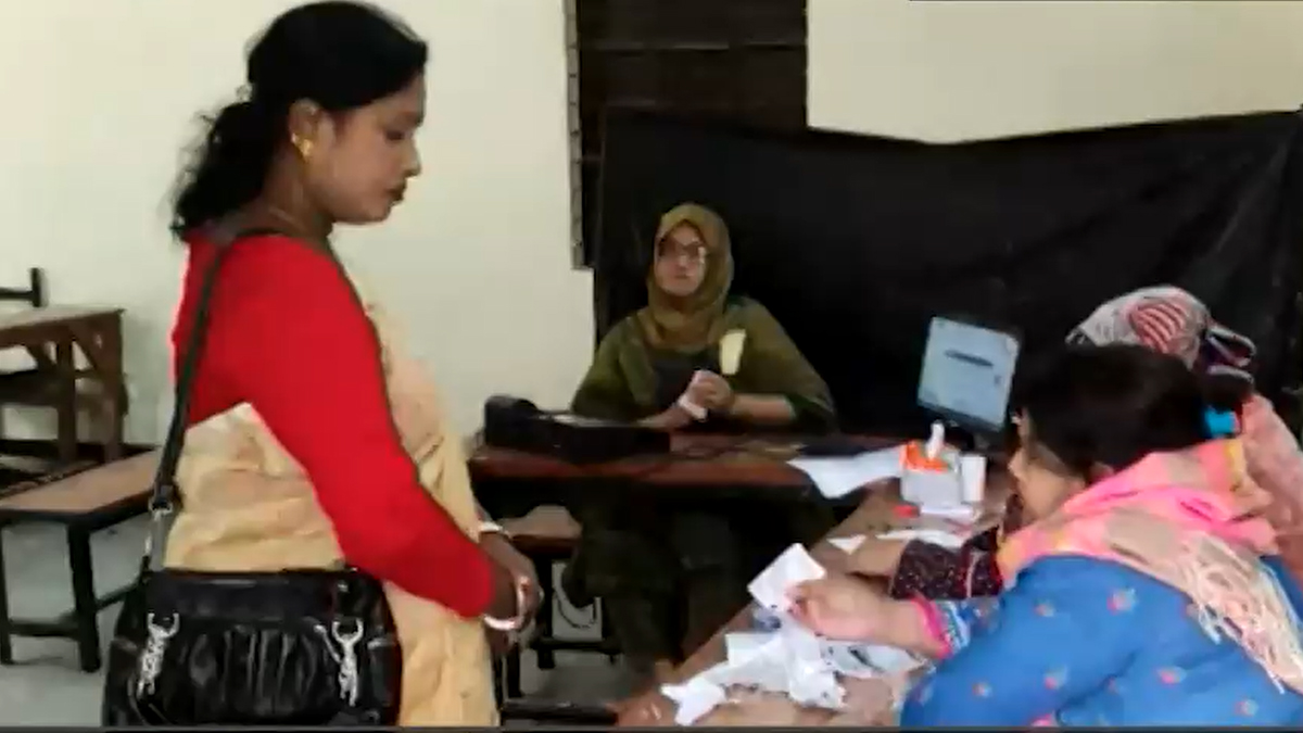 ময়মনসিংহে ইভিএম বিড়ম্বনায় বিরক্ত ভোটার-প্রার্থীরা, জয়ের ব্যাপারে আশাবাদী টিটু