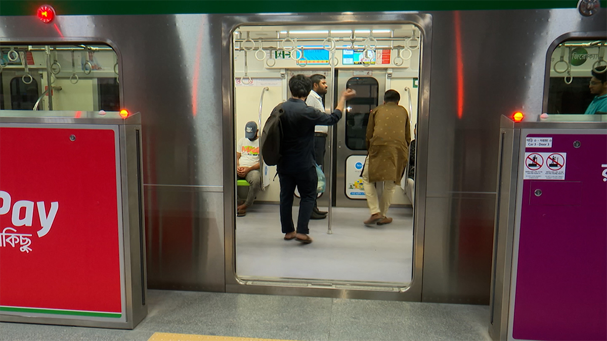 পানি খেয়েই মেট্রোরেলে ইফতার সেরেছেন যাত্রীরা
