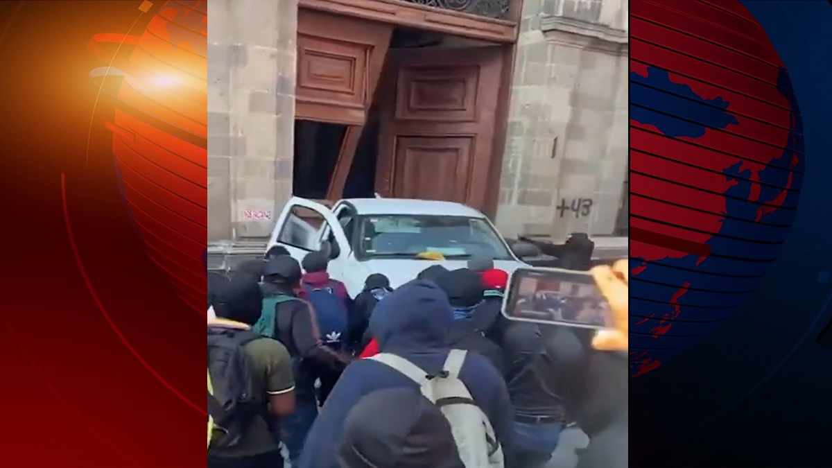 মেক্সিকোতে প্রেসিডেন্ট প্রাসাদের দরজা ভাঙলো বিক্ষোভকারীরা