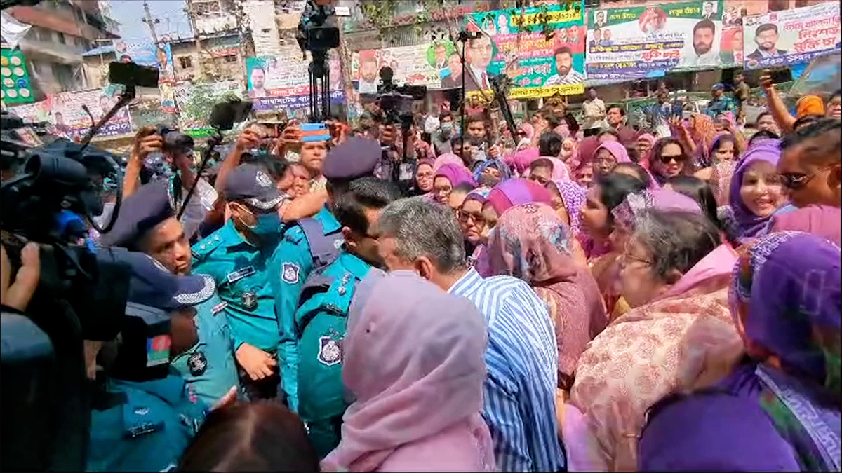 মহিলা দলের বিশ্ব নারী দিবসের র্যালিতে পুলিশের বাধা