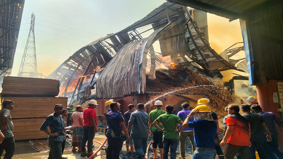 ছয় ঘণ্টা পরও নিয়ন্ত্রণে আসেনি মুন্সিগঞ্জের আগুন