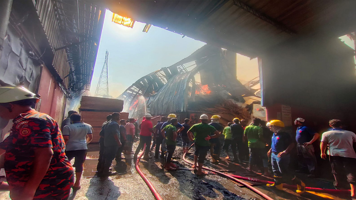 তিন ঘণ্টায়ও নিয়ন্ত্রণে আসেনি মুন্সিগঞ্জের আগুন