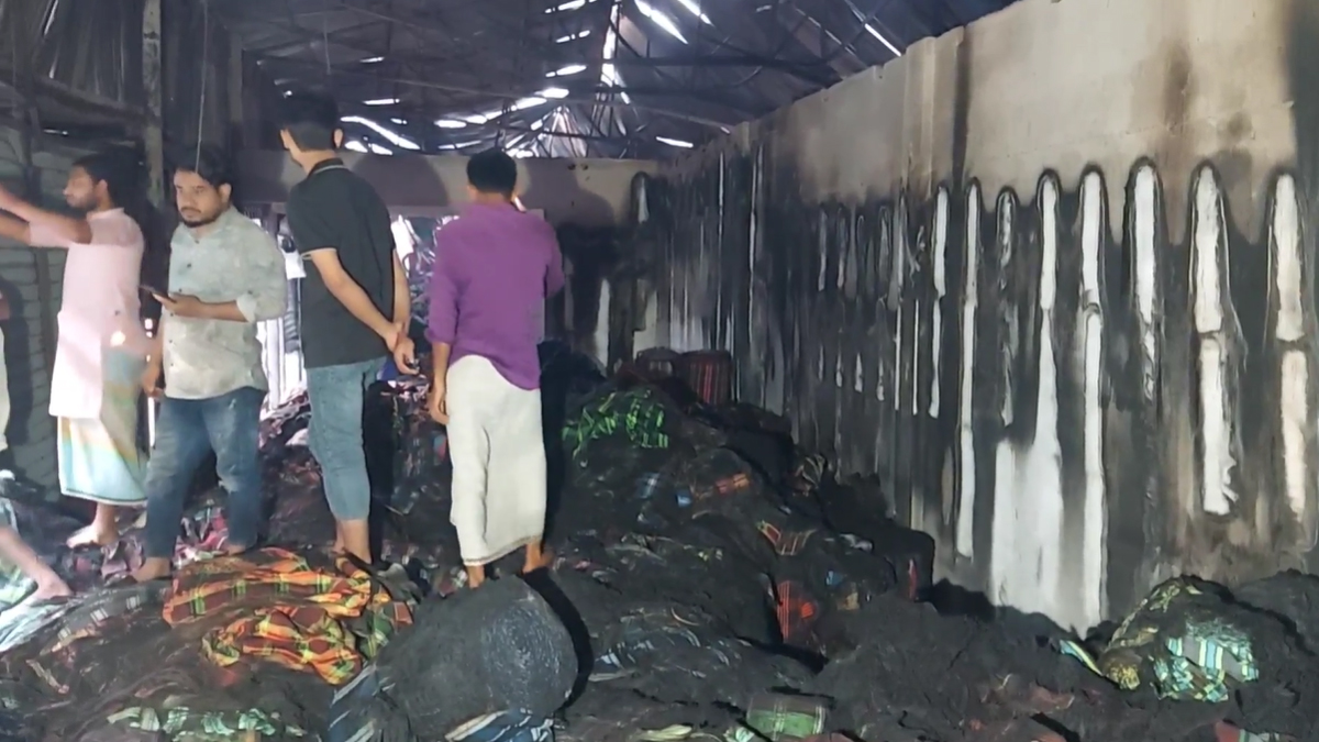 শেখেরচর বাবুরহাটে আগুন; ৩২টি কাপড়ের দোকান পুড়ে ছাই
