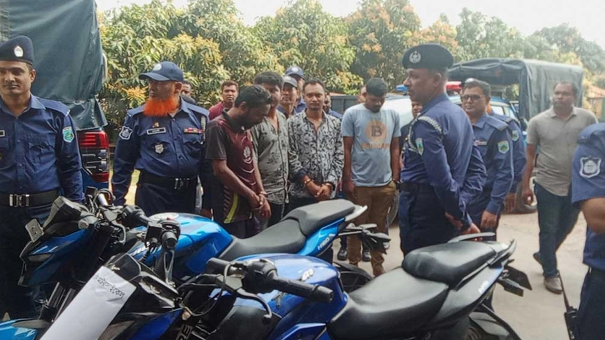 নাটোরে আদালত চত্বরে যুবককে কুপিয়ে জখম, অস্ত্রসহ ৫ জন গ্রেফতার