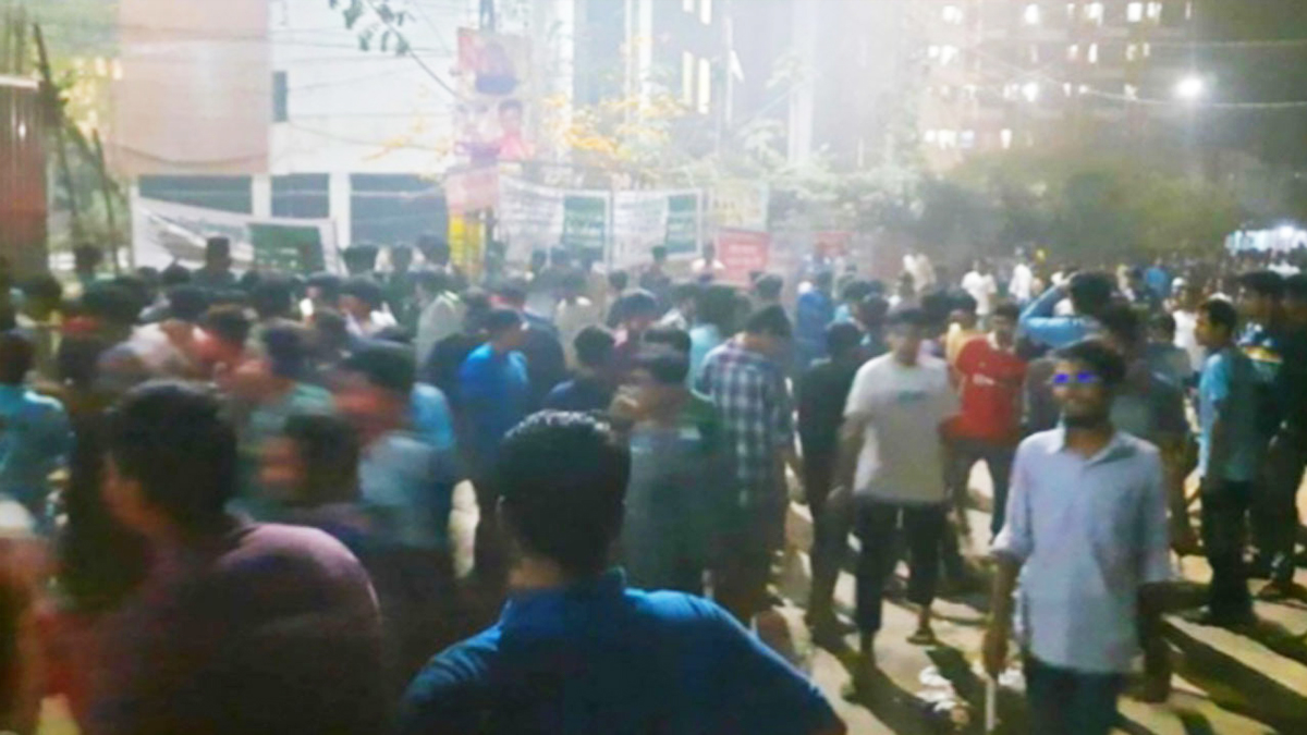 ইফতারে ‘মানহীন’ খাবার, এলাকাবাসীর সঙ্গে নজরুল বিশ্ববিদ্যালয়ের শিক্ষার্থীদের সংঘর্ষ