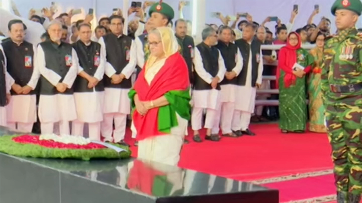 ঐতিহাসিক ৭ মার্চ: বঙ্গবন্ধুর প্রতিকৃতিতে প্রধানমন্ত্রীর শ্রদ্ধা