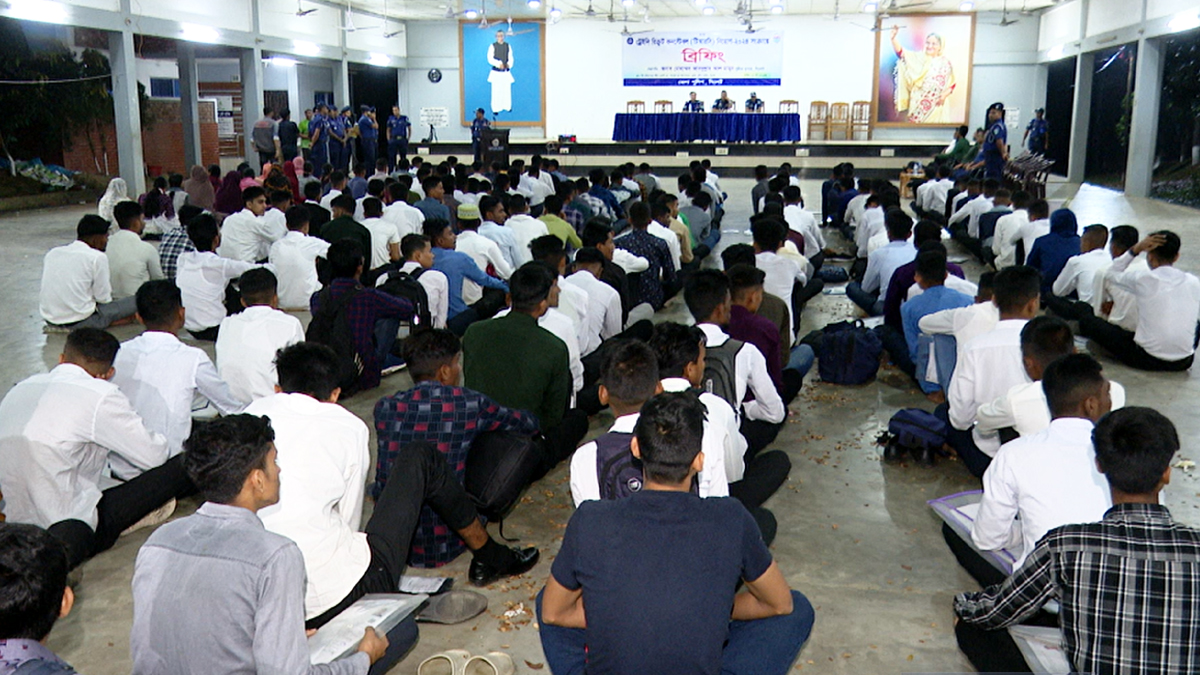 ১২০ টাকায় পুলিশে চাকরি