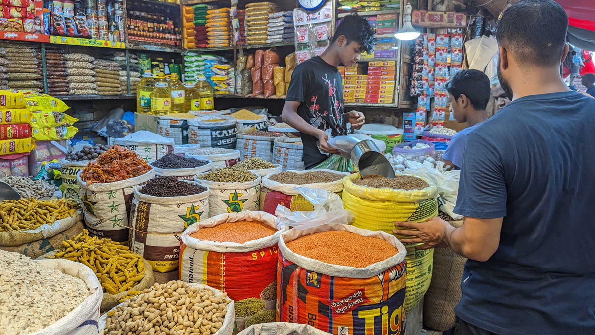 মূল্যস্ফীতিতে আয়-ব্যয়ের হিসাব মেলাতে দিশেহারা মানুষ