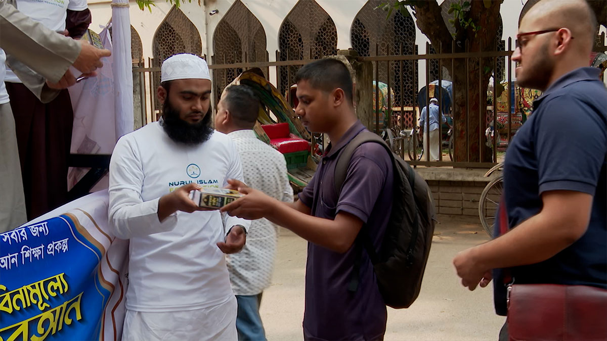 বিনামূল্যে কোরআন শরিফ বিতরণ করলো যমুনা গ্রুপ ও নুরুল ইসলাম ফাউন্ডেশন