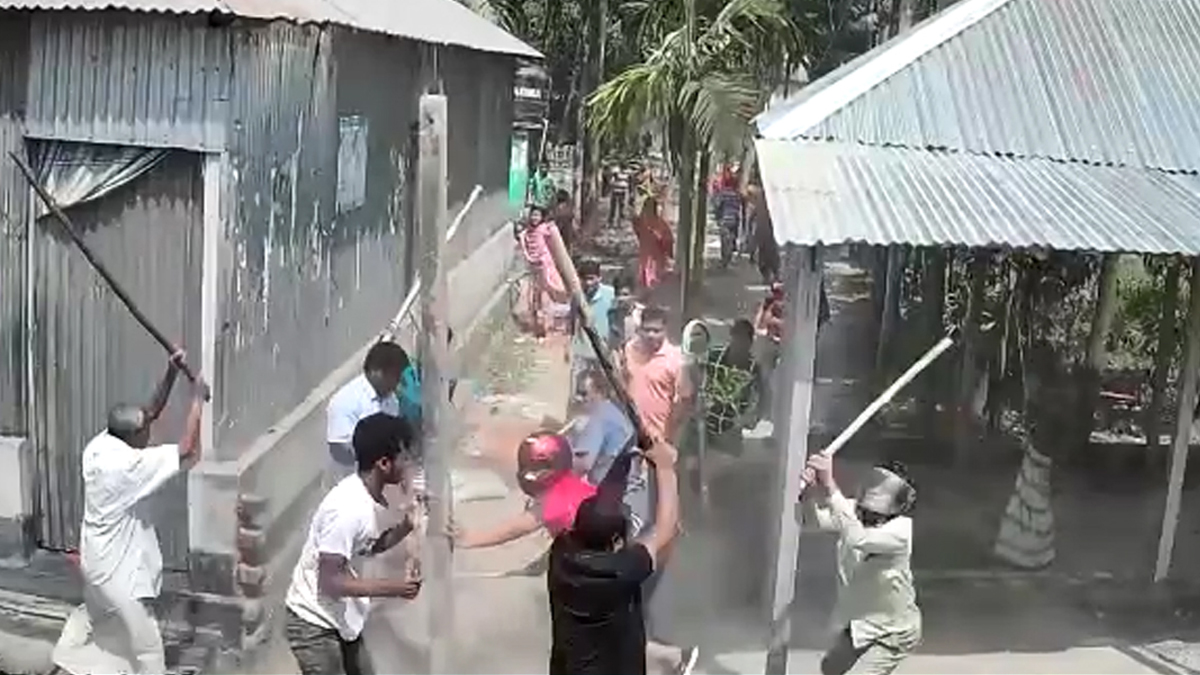 রংপুরে মসজিদের সীমানা প্রাচীর নির্মাণ নিয়ে মুসল্লিদের ওপর হামলা, আহত ১০
