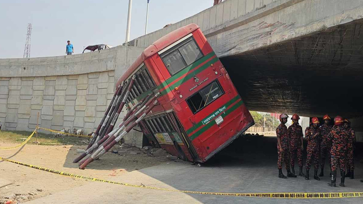 পিকনিকে যাওয়ার পথে আন্ডারপাসের ছাদে বাসের ধাক্কা, আহত ৩০