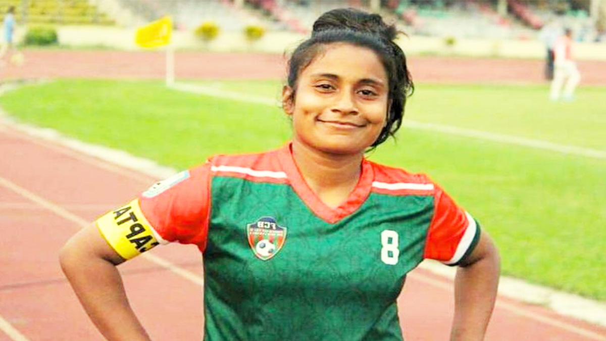 বাড়িতে সন্তান প্রসব করতে গিয়ে পৃথিবী ছাড়লেন ফুটবলার রাজিয়া