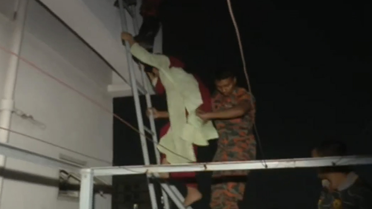 বহুতল ভবনের কার্নিশে আটকা শিশু, উদ্ধার করলো ফায়ার সার্ভিস (ভিডিও)