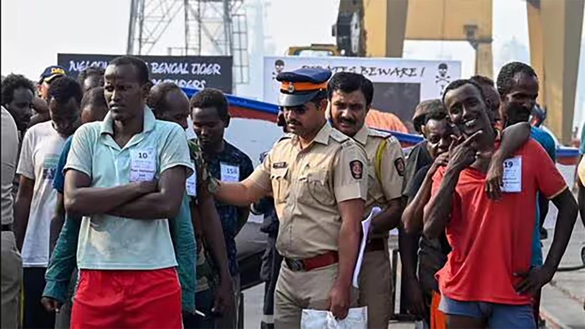 ৩৫ সোমালি জলদস্যুকে মুম্বাই পুলিশের হাতে তুলে দিলো ভারতীয় নৌবাহিনী