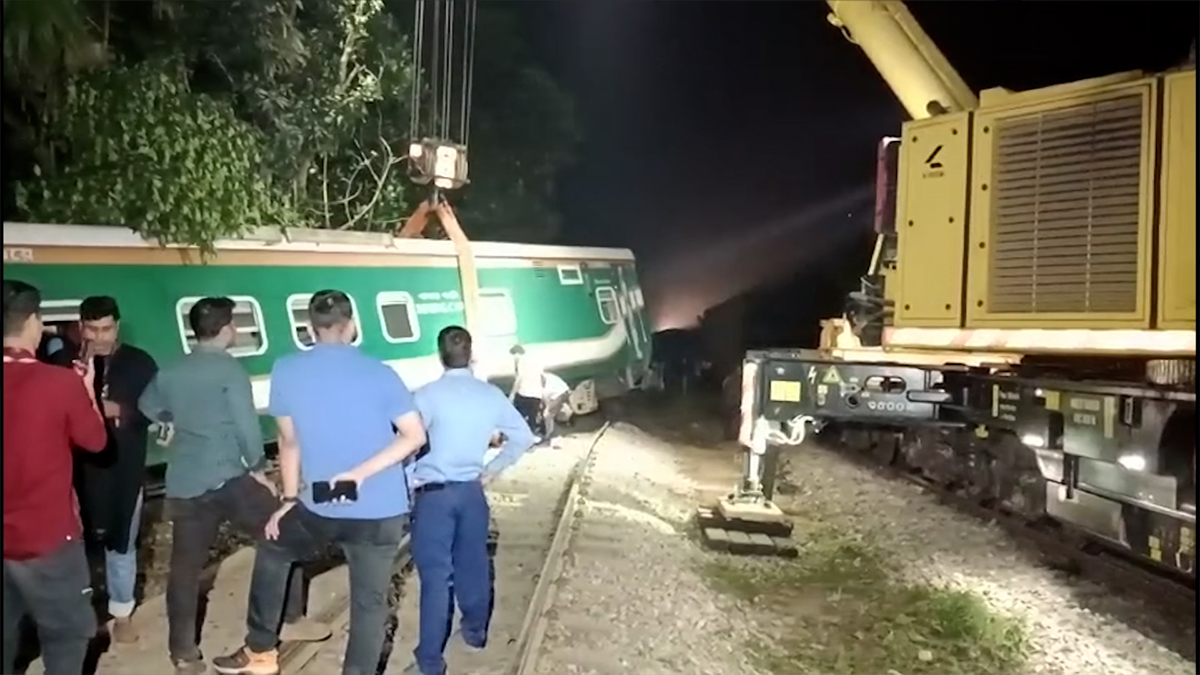 মেরামত শেষে চট্টগ্রামমুখী ডাউনলাইন দিয়ে ট্রেন চলাচল শুরু