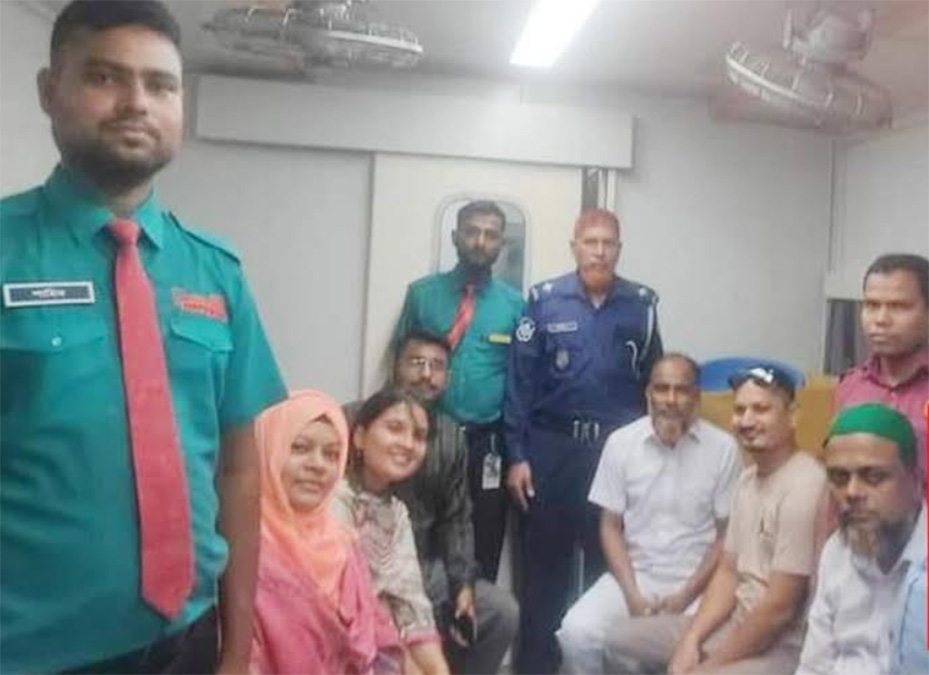 চলন্ত ট্রেনে জন্ম নিল শিশু, থামিয়ে দেয়া হলো সুবর্ণ এক্সপ্রেস