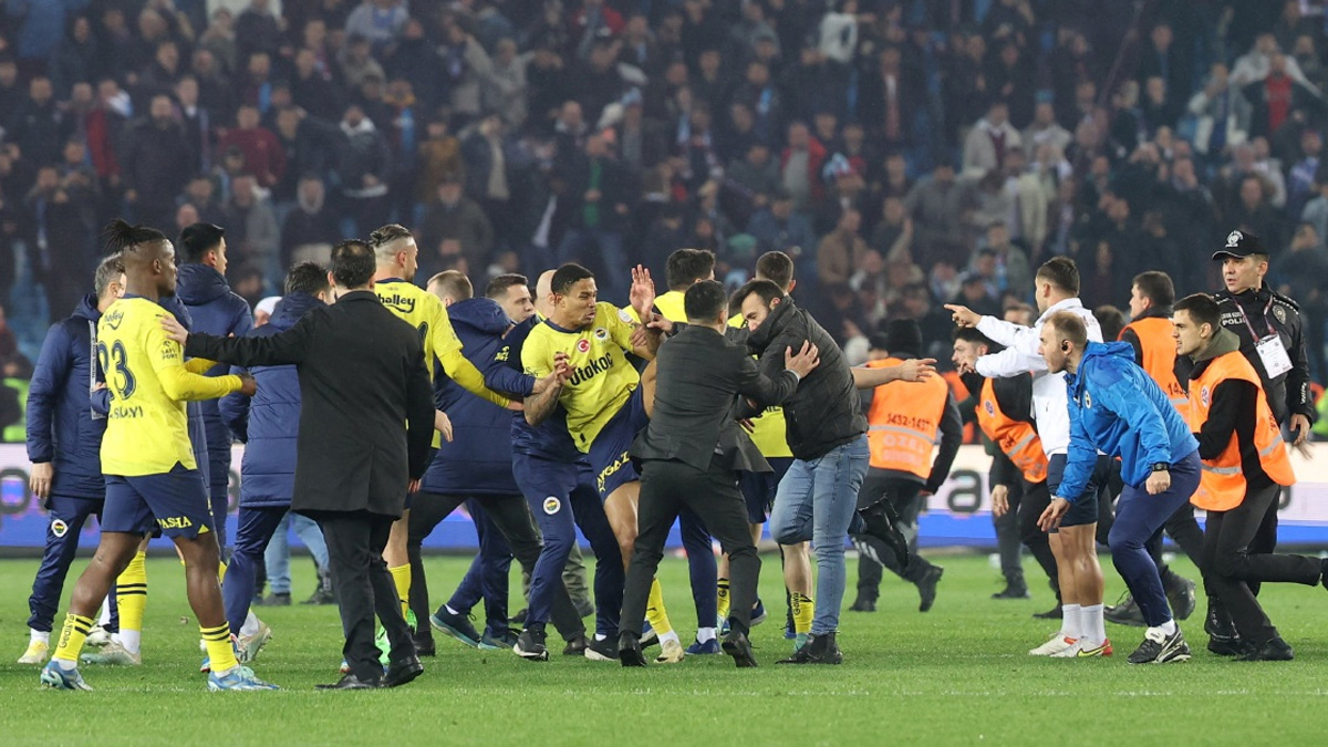 ম্যাচ হারায় প্রতিপক্ষ ফুটবলারদের পেটালেন সমর্থকরা