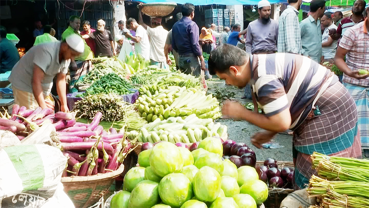 ১০ রোজা পেরিয়ে কমলো বেগুন-শসার দর, এখনও চড়া লেবুর দাম