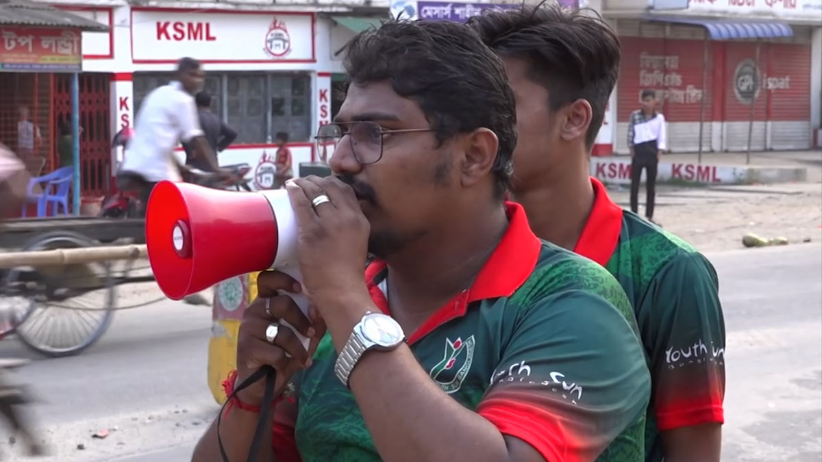 ঝিনাইদহে মাইকিং করে ইফতারের দাওয়াত দিচ্ছেন হিন্দু যুবক