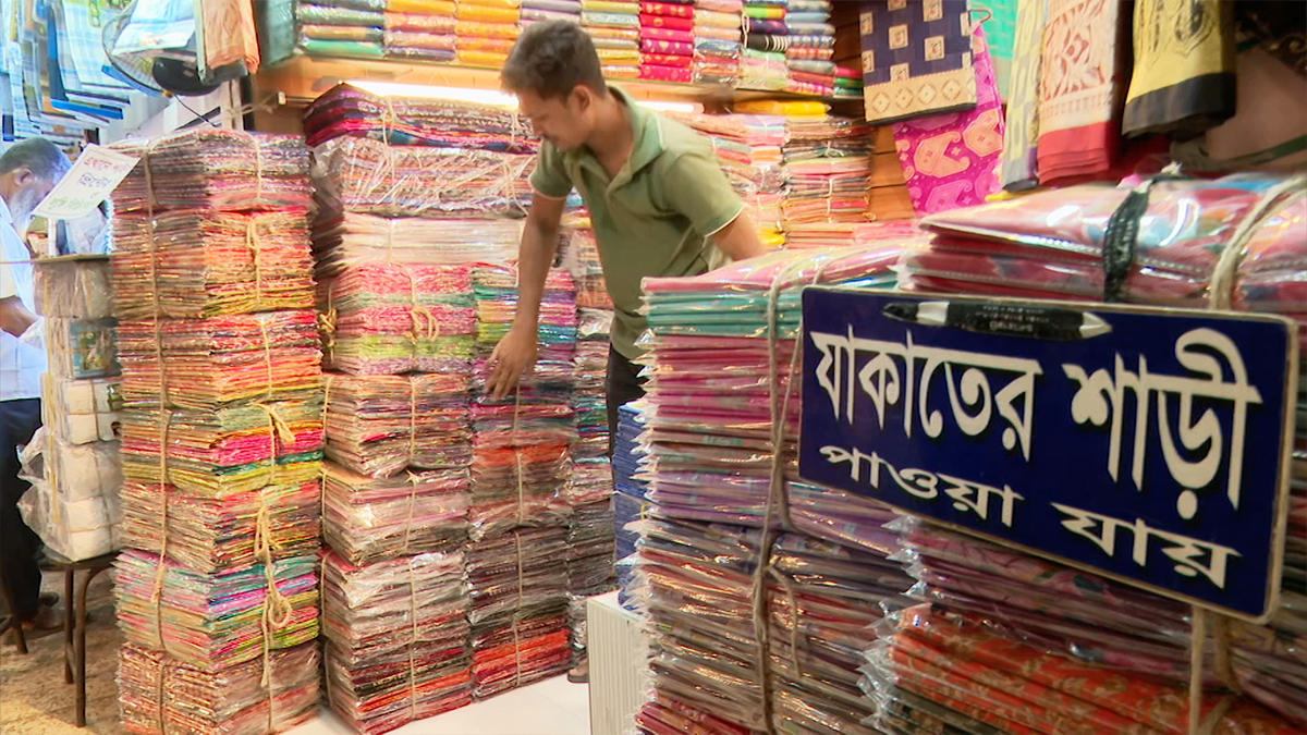 যাকাতের কাপড় বেচাকেনা জমে উঠছে