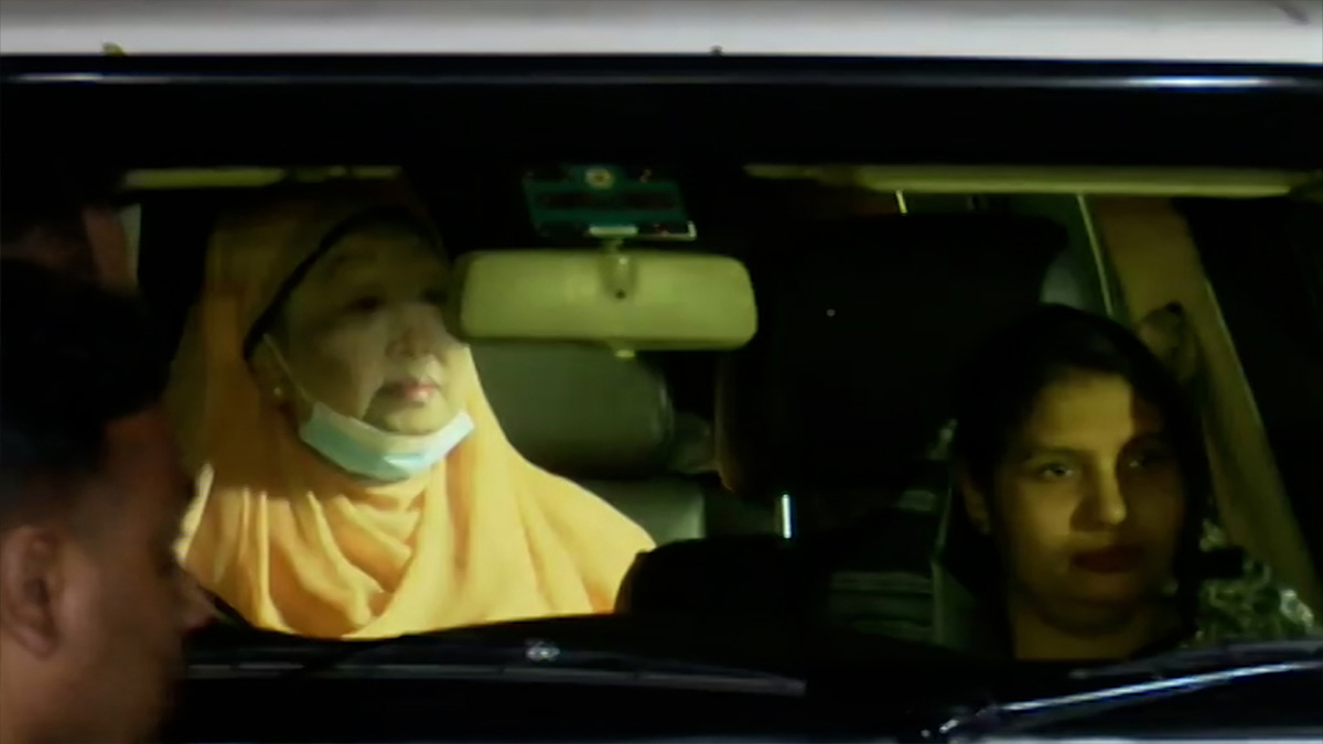 হাসপাতাল থেকে বাসার উদ্দেশে রওয়ানা দিয়েছেন খালেদা জিয়া