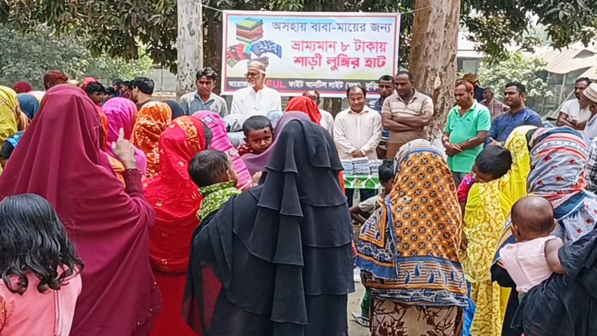 কুড়িগ্রামে মা-বাবার জন্য ৮ টাকায় শাড়ি-লুঙ্গি, ২ টাকায় ব্লাউজের বাজার