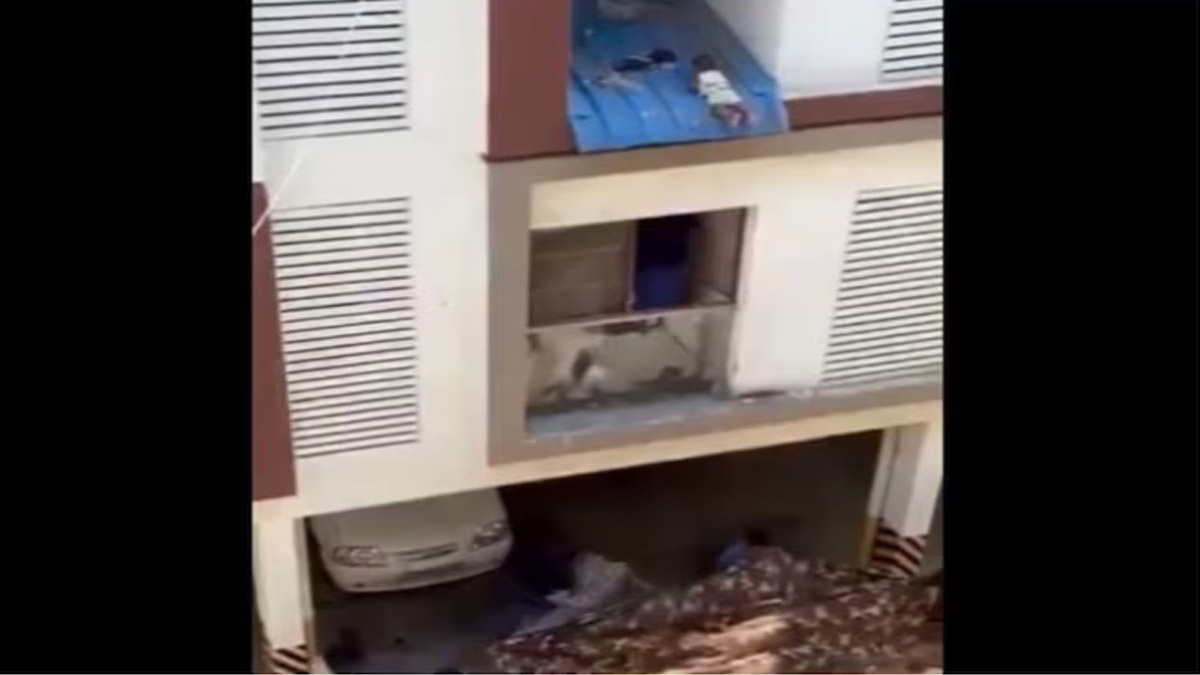 বহুতল ভবন থেকে পড়েও বেঁচে গেল ৮ মাসের শিশু