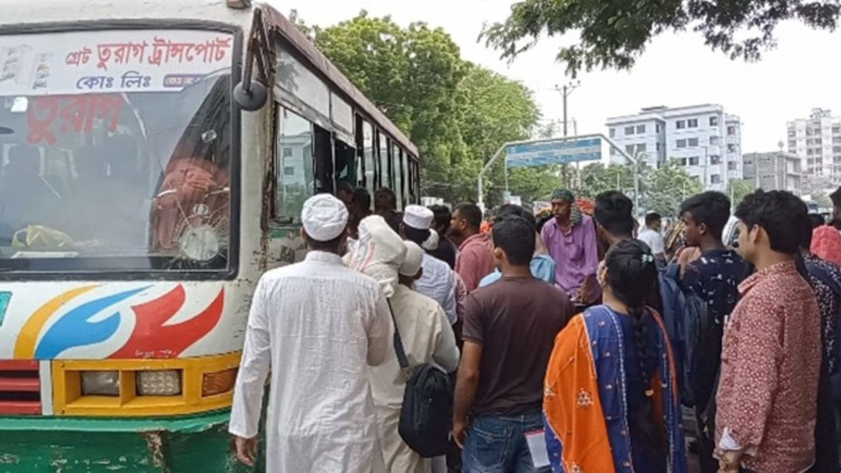 রাজধানীতে ঈদ বোনাসের নামে বাসে আদায় হচ্ছে বাড়তি ভাড়া
