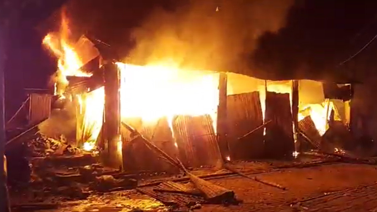 চাঁপাইনবাবগঞ্জে পুড়ে ছাই হয়ে গেছে ৯টি দোকান