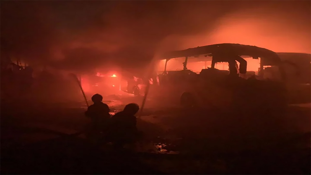 ডেমরায় দাঁড়িয়ে থাকা ৭টি বাসে আগুন