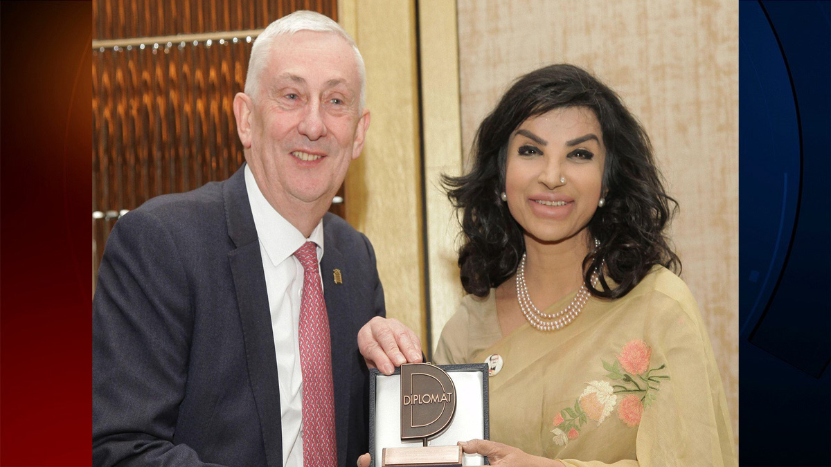 ডিপ্লোম্যাট অব দ্য ইয়ার অ্যাওয়ার্ড পেলেন সাইদা মুনা