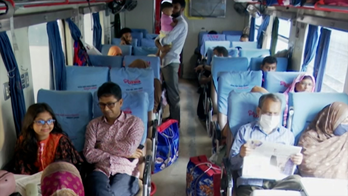 ট্রেনে ঈদযাত্রার দ্বিতীয় দিনে স্বস্তি