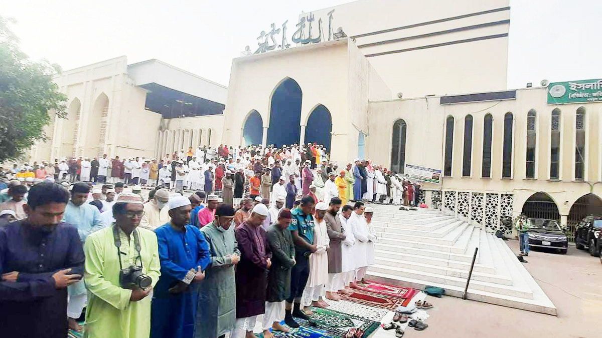 বায়তুল মোকাররমে ঈদের প্রথম জামাত অনুষ্ঠিত