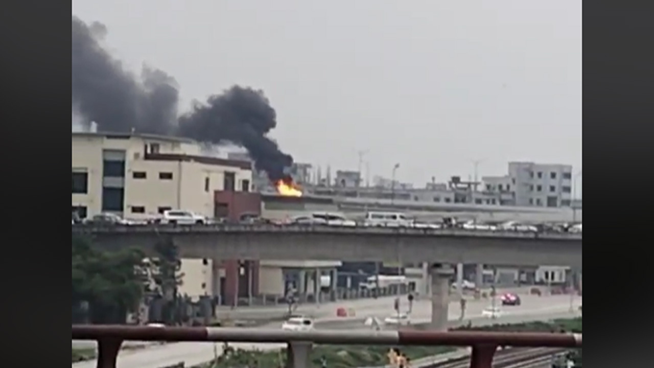 ঢাকা এলিভেটেড ওক্সপ্রেসওয়েতে বিলাসবহুল গাড়িতে আগুন