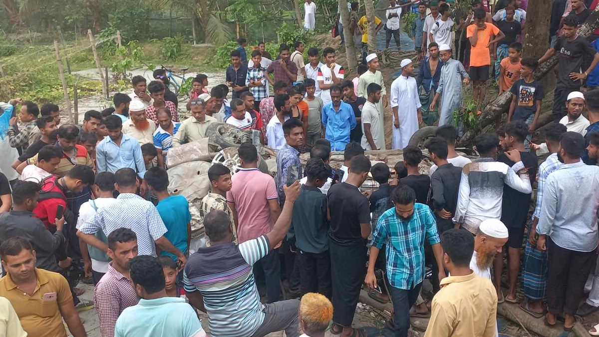 ঝালকাঠিতে ট্রাক-প্রাইভেটকার-অটোরিকশার সংঘর্ষে ১২ জন নিহত