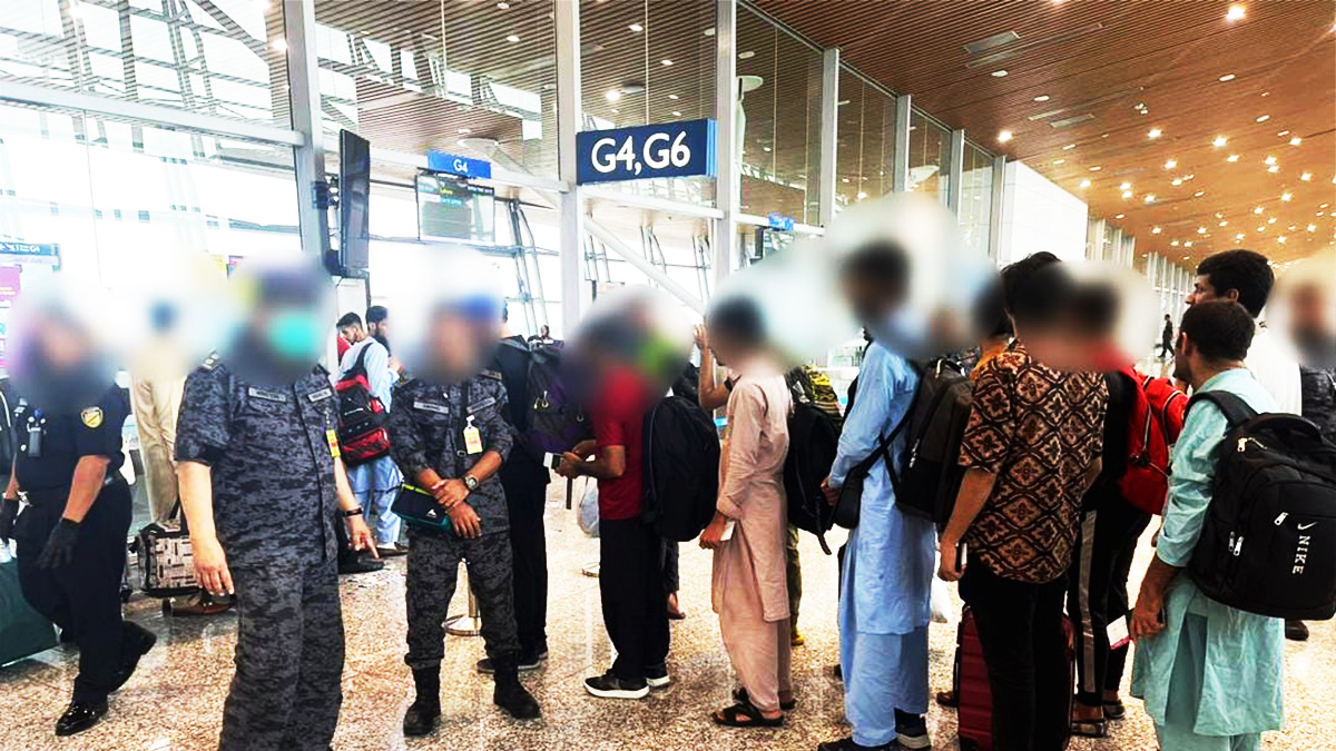 ১৭ বাংলাদেশি বন্দিকে দেশে ফেরত পাঠালো মালয়েশিয়া