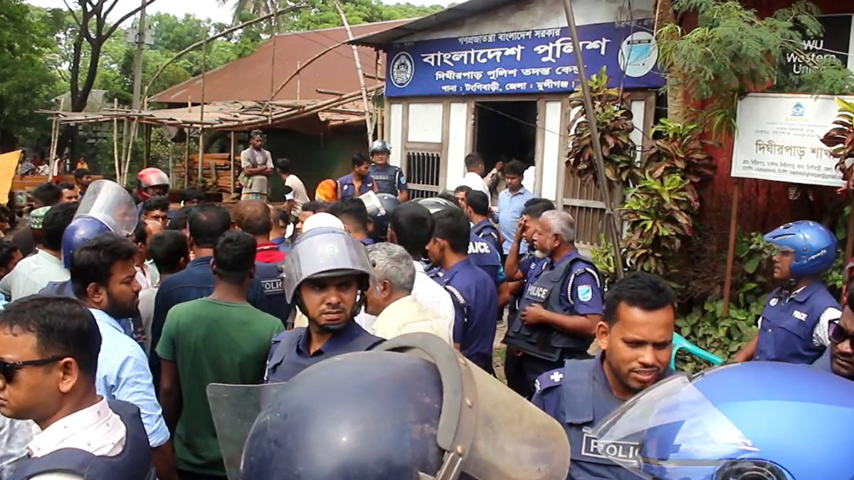 মুন্সিগঞ্জে পুলিশ ফাঁড়ির সামনে যুবলীগ নেতাকে কুপিয়ে খুন