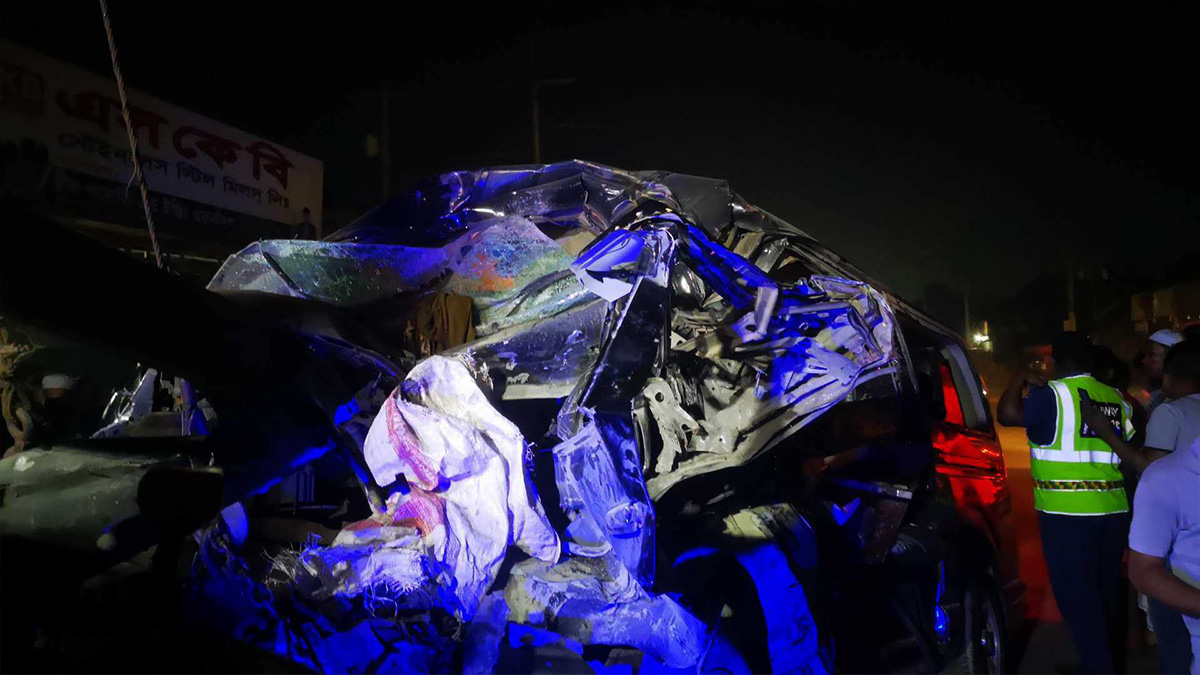 নরসিংদীতে কাভার্ডভ্যান-মাইক্রোবাসের মুখোমুখি সংঘর্ষ, নিহত ৪