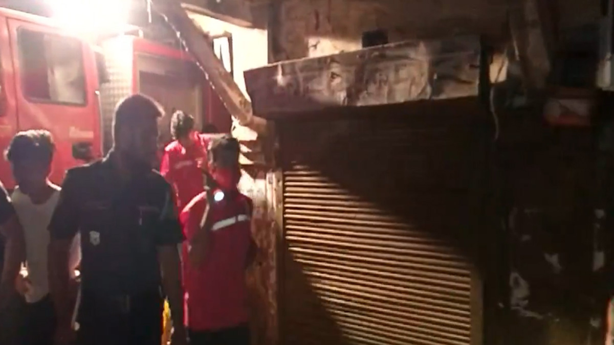 নোয়াখালীর চৌমুহনী বাজারের আগুন নিয়ন্ত্রণে, পুড়লো ৫০টি দোকান