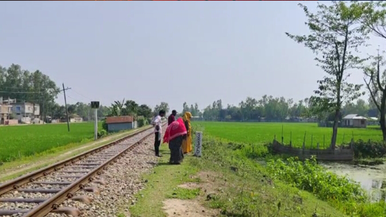 সন্তানসহ গৃহবধুর আত্মহত্যাচেষ্টা, বাঁচাতে গিয়ে মারা গেলেন কলেজছাত্রও