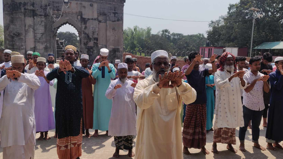 দাবদাহ থেকে মুক্তি পেতে কয়েক জেলায় ইসতিসকার নামাজ আদায়