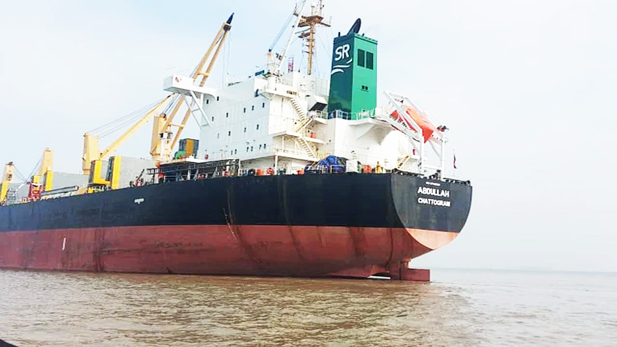 বাংলাদেশি জাহাজ ছিনতাই: মুক্তিপণ নিয়ে তীরে উঠেই গ্রেফতার ৮