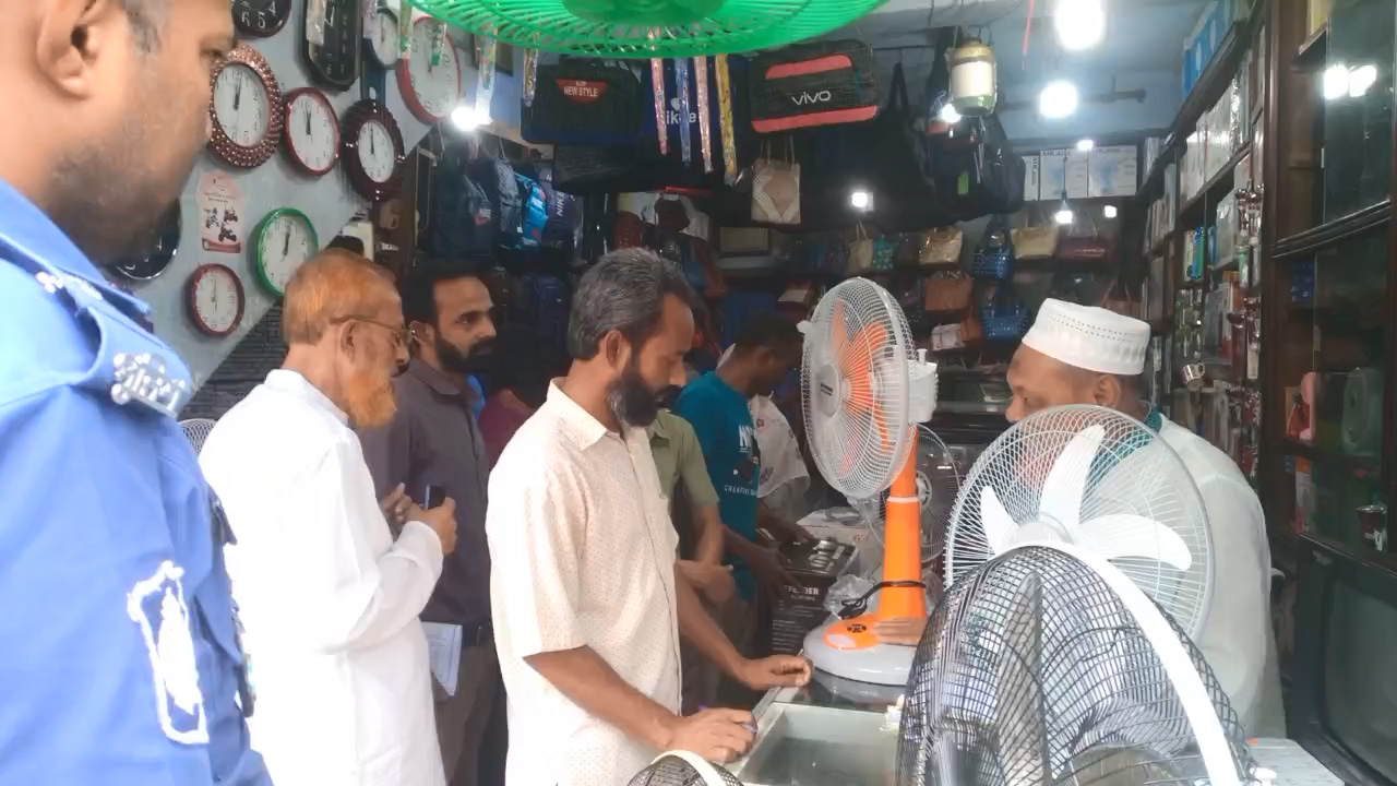গরমে ফ্যানের দাম বৃদ্ধিতে সুনামগঞ্জে ভোক্তার অভিযান, ৩ ব্যবসায়ীকে জরিমানা