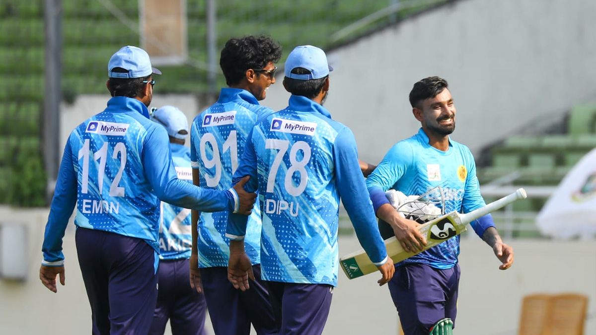 তামিমদের হেসেখেলে হারালো অপ্রতিরোধ্য আবাহনী