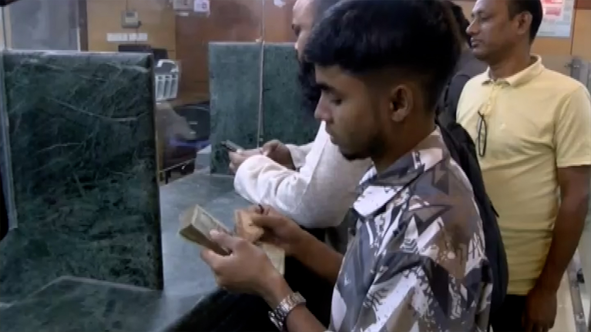 ছুটির দিনেও চলছে ব্যাংকিং কার্যক্রম