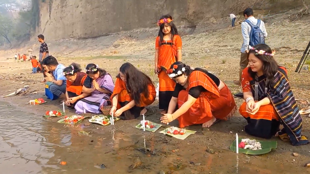 বান্দরবানের সাঙ্গু নদীতে ফুল ভাসিয়ে উদযাপিত হচ্ছে বিষু ও বিজু উৎসব