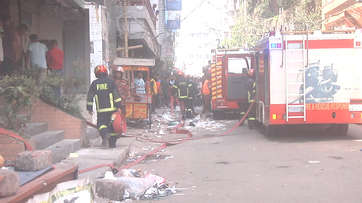 বগুড়ার বহুতল ভবনের আগুন নিয়ন্ত্রণে