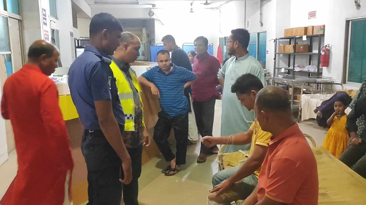 বগুড়ায় ককটেল হামলায় দুই পুলিশ সদস্য আহত