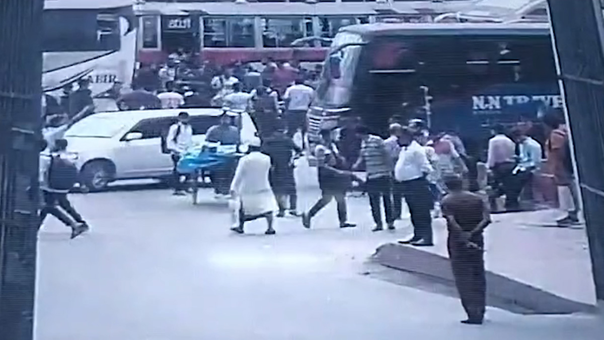 যাত্রীদের মারধরে নয়, অন্য বাসের চাপায় চালক ও সহকারীর মৃত্যু